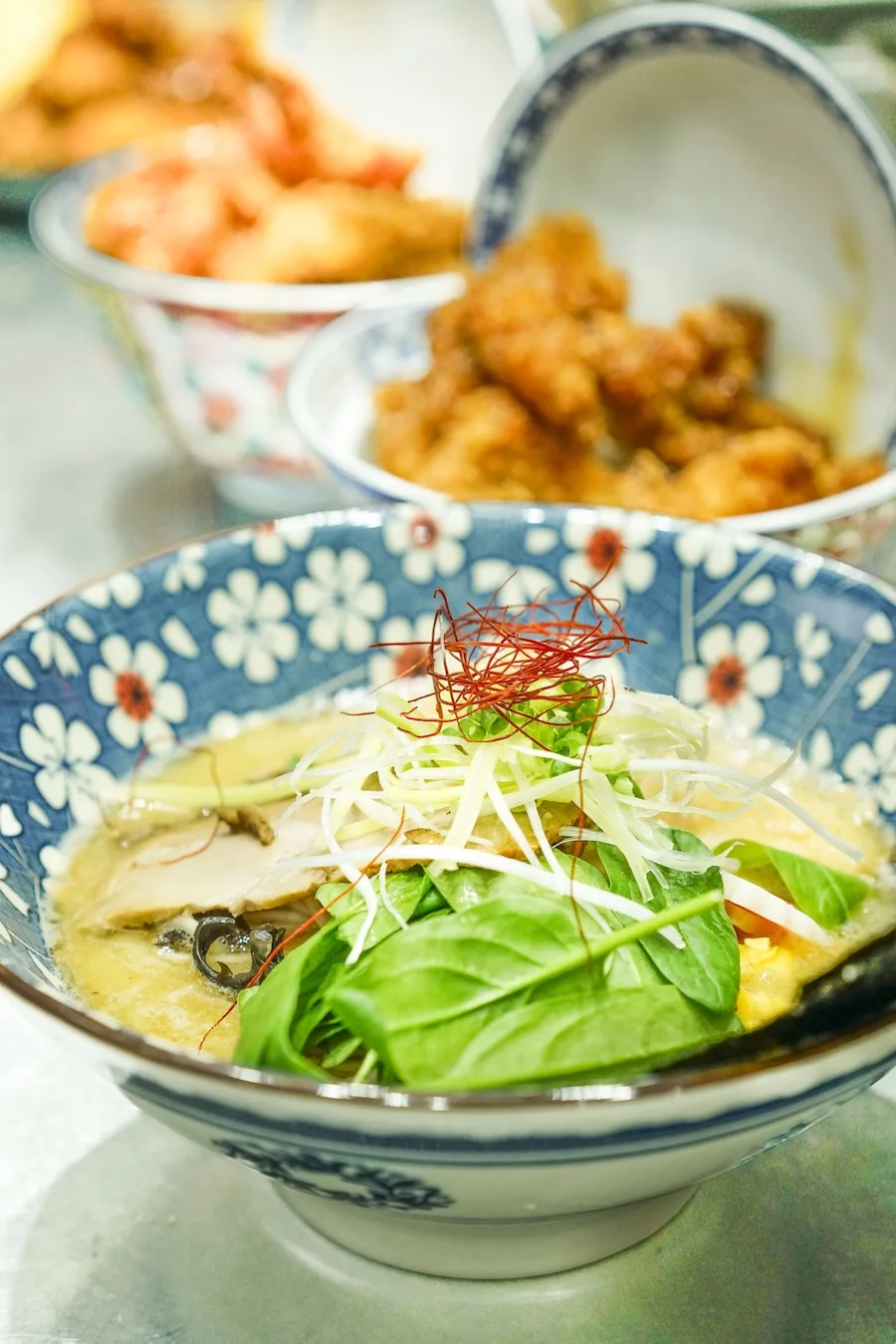 Un ramen et un bol de karaage servis côte à côte
