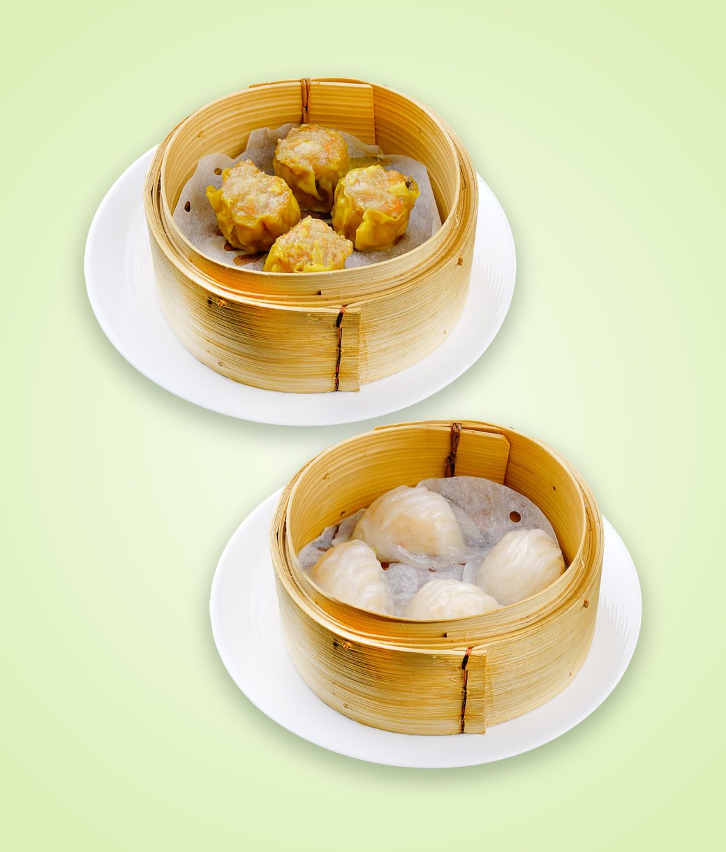Siu mai et raviolis aux crevettes dans leurs paniers vapeur