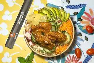 Un poké Isa Poké sur la nappe fleurie