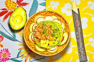 Un poké Isa Poké sur la nappe fleurie
