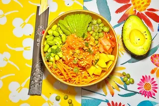 Un poké Isa Poké sur la nappe fleurie