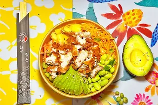 Un poké Isa Poké sur la nappe fleurie