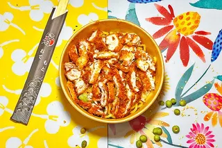 Un poké Isa Poké sur la nappe fleurie
