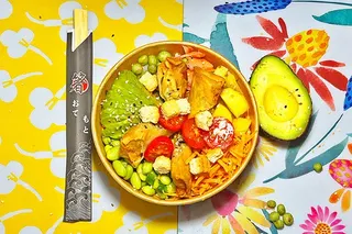 Un poké Isa Poké sur la nappe fleurie