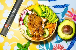 Un poké Isa Poké sur la nappe fleurie