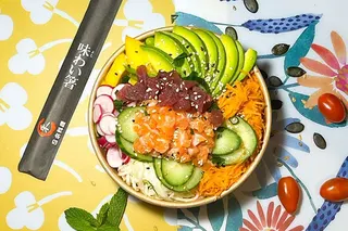 Un poké Isa Poké sur la nappe fleurie