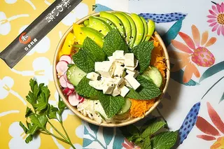 Un poké Isa Poké sur la nappe fleurie