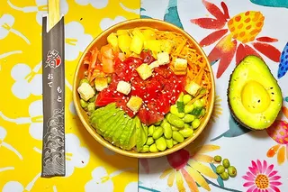 Un poké Isa Poké sur la nappe fleurie