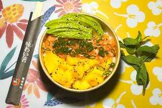 Un poké Isa Poké sur la nappe fleurie