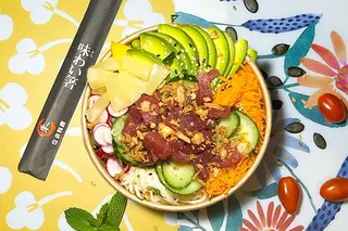 Un poké Isa Poké sur la nappe fleurie