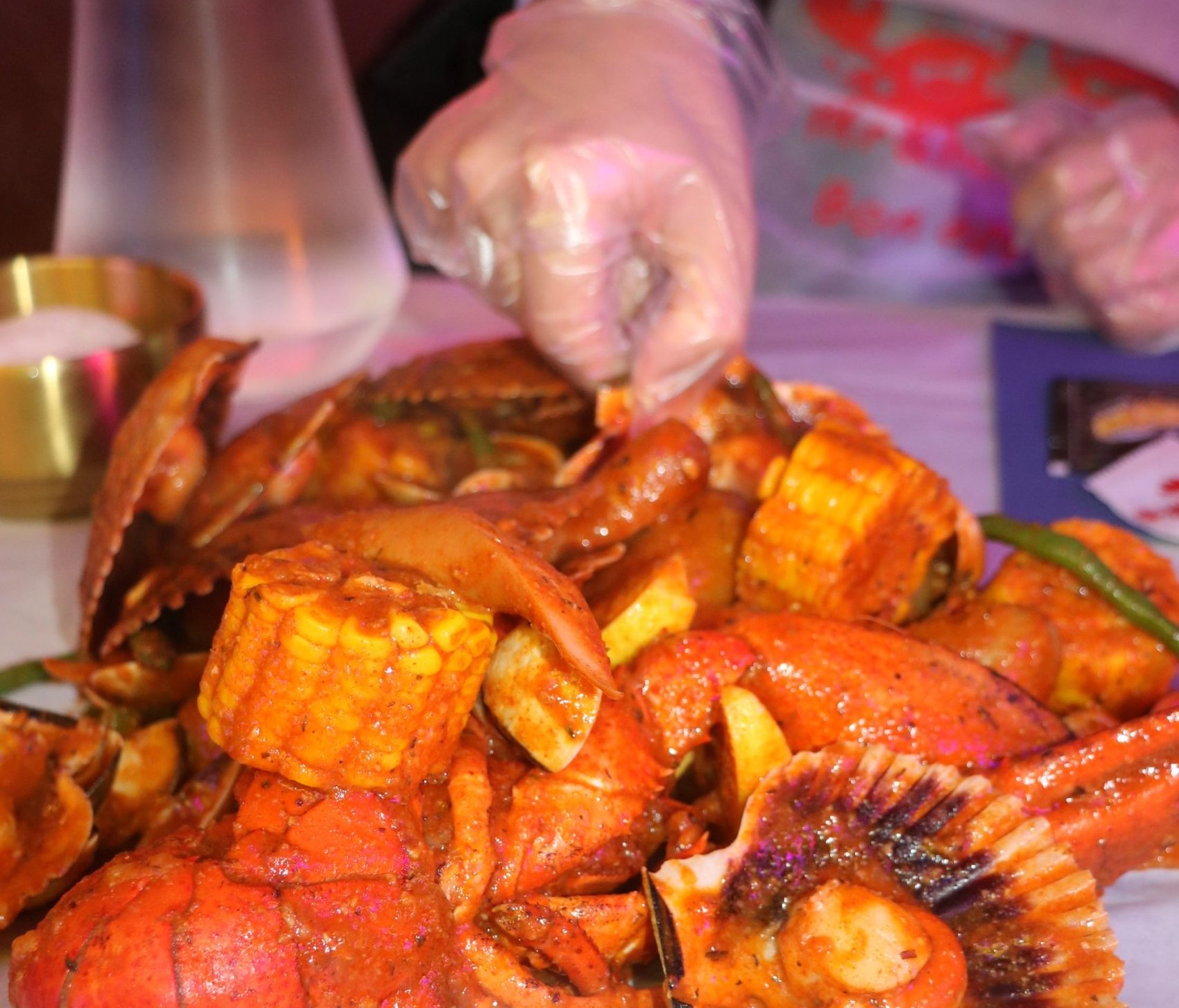 Combo de fruits de mer versé sur la table