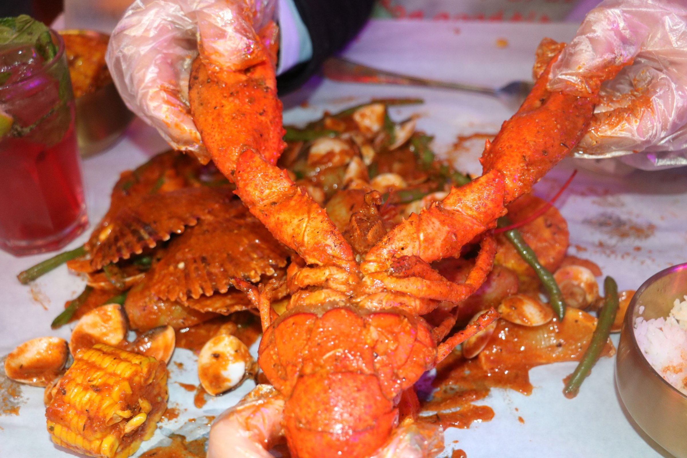 Homard et crabe sortis du bouillon cajun