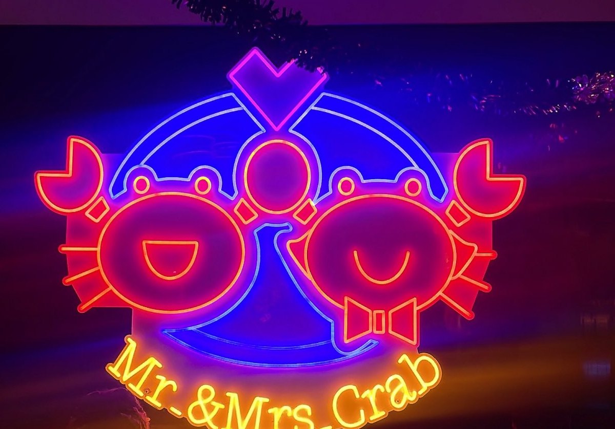 L'enseigne néon Mr & Mrs Crab dans la salle