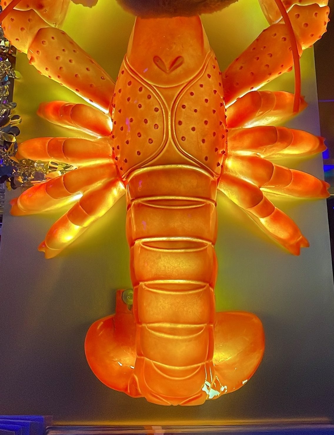 Le homard lumineux de la salle