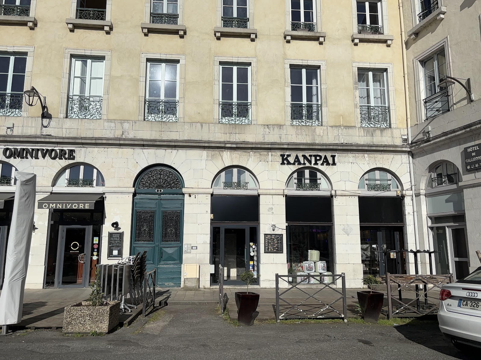 La façade du KANPAI sous les arcades de la place Gramont