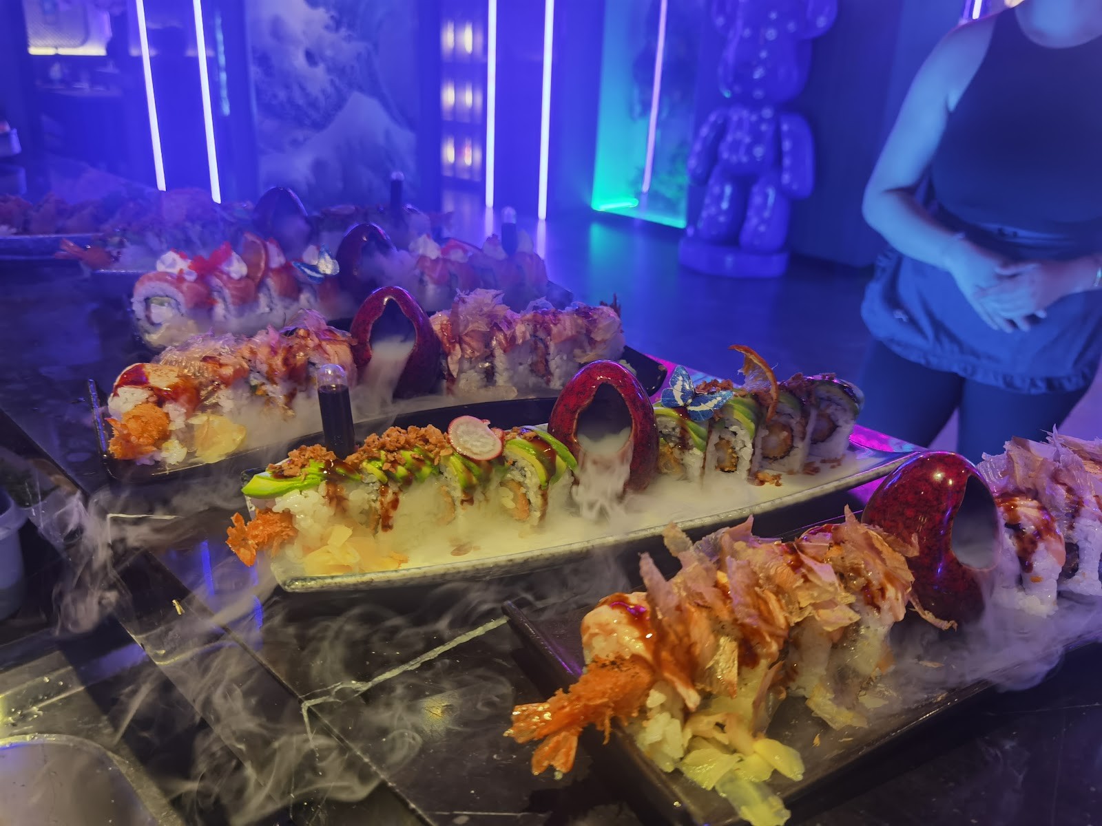 Plateau de makis, dragon rolls et tempuras servi sur glace carbonique