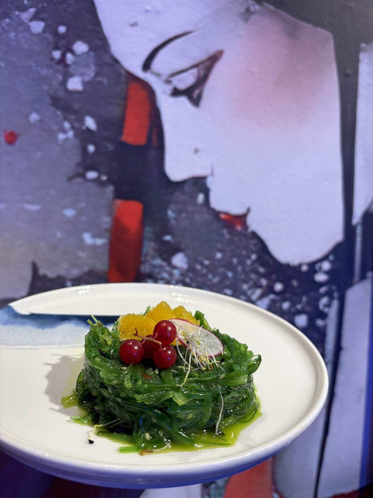 Salade de wakame devant la fresque de geisha