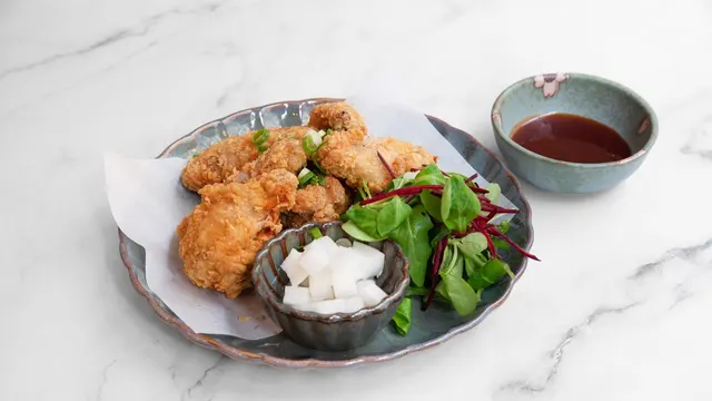 Poulet frit, salade et radis mariné