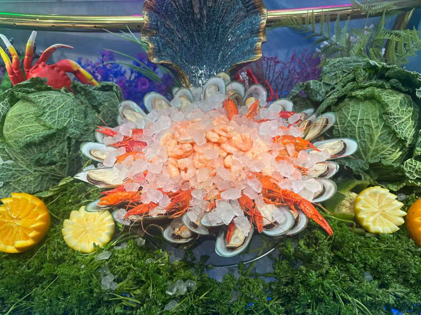 Couronne de crevettes, moules et langoustines sur glace
