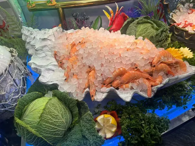 Crevettes sur glace dans un grand coquillage