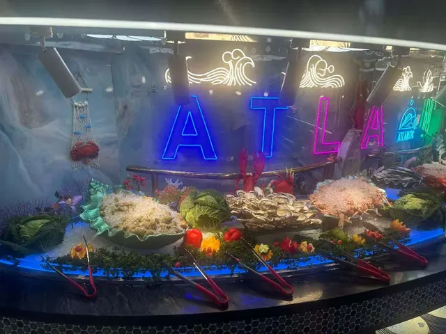 Le bar à fruits de mer éclairé par les lettres néon ATLANTIC