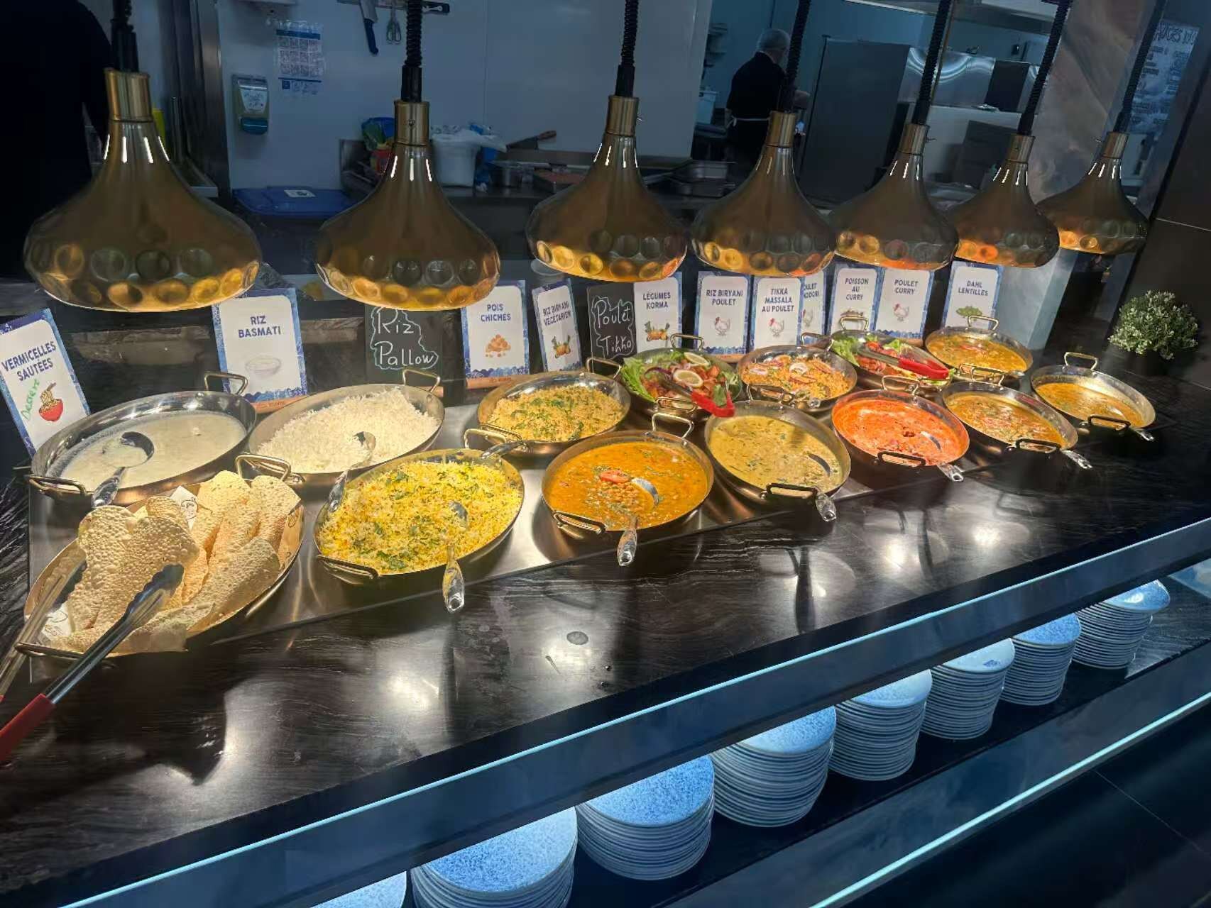 Plats chauds sous les lampes du buffet