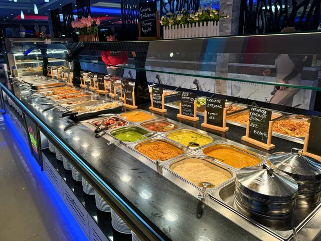Le long comptoir des plats chauds