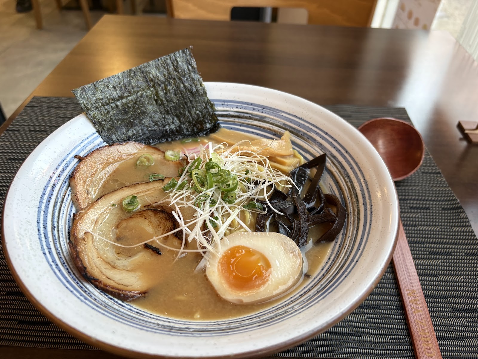 Un tonkotsu ramen servi chez Chez Yan : chashu, œuf mariné, nori, champignons noirs