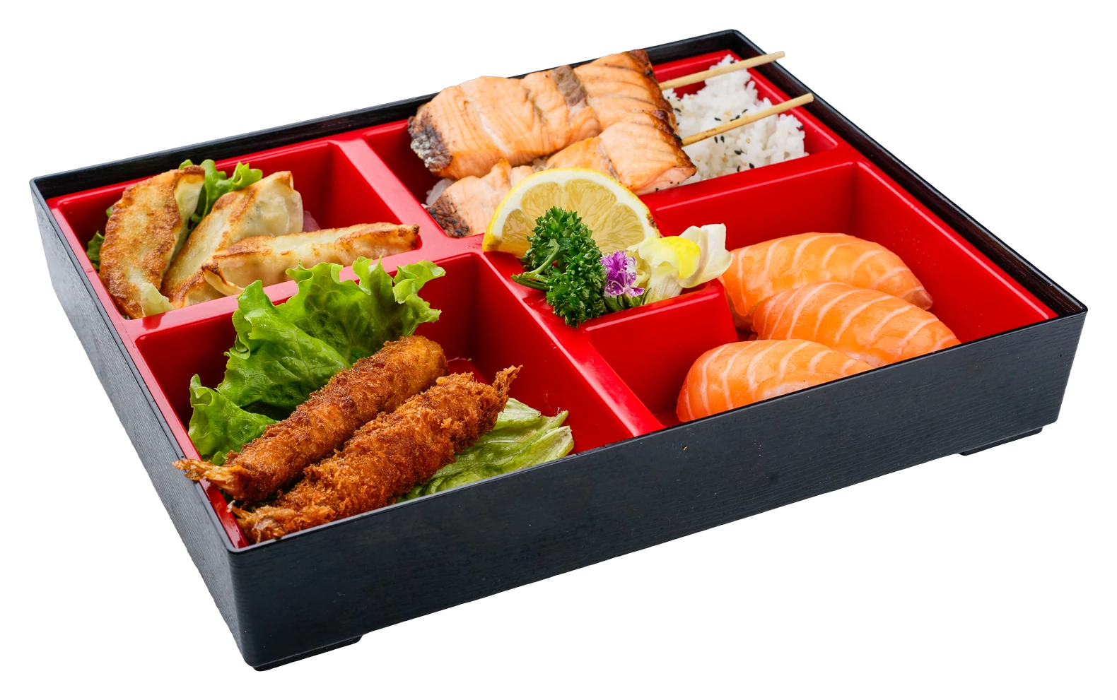 Bento : sushis saumon, gyozas, brochettes de saumon et crevettes tempura