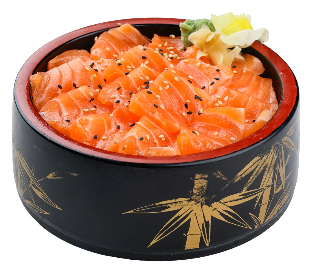 Chirashi saumon dans un bol laqué noir aux bambous dorés