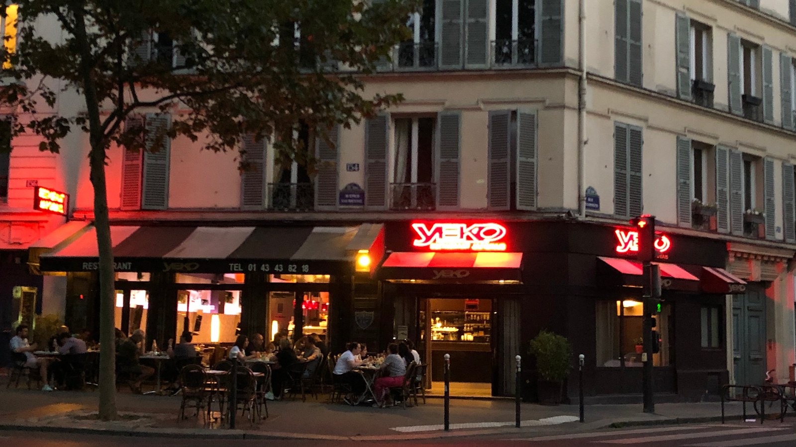 La façade de Yeko, avenue Daumesnil, à la tombée de la nuit