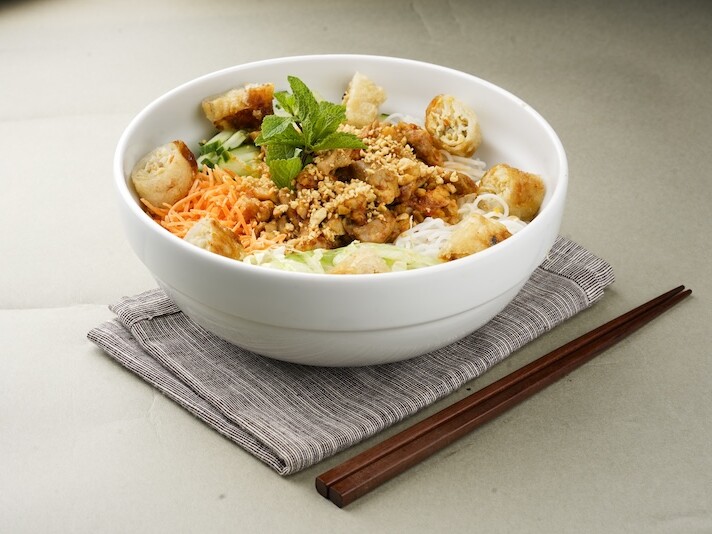 Bo bun au poulet, nems et cacahuètes