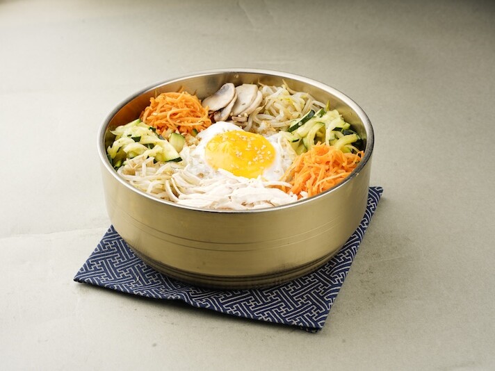 Bibimbap aux légumes dans son bol doré