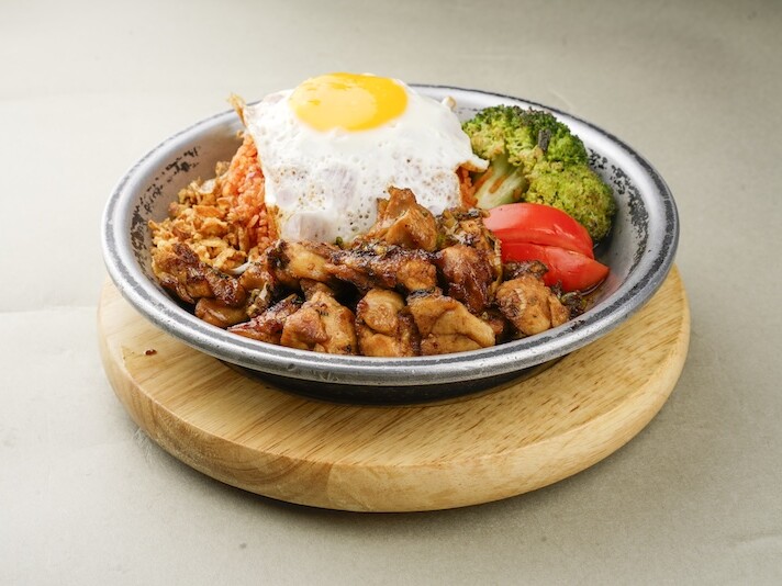 Poulet sauté au teppanyaki, servi sur sa plaque