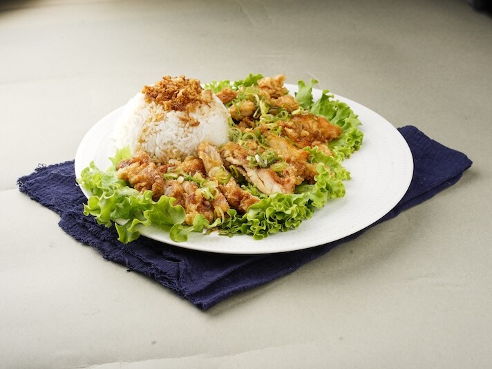 Poulet croustillant, riz et salade