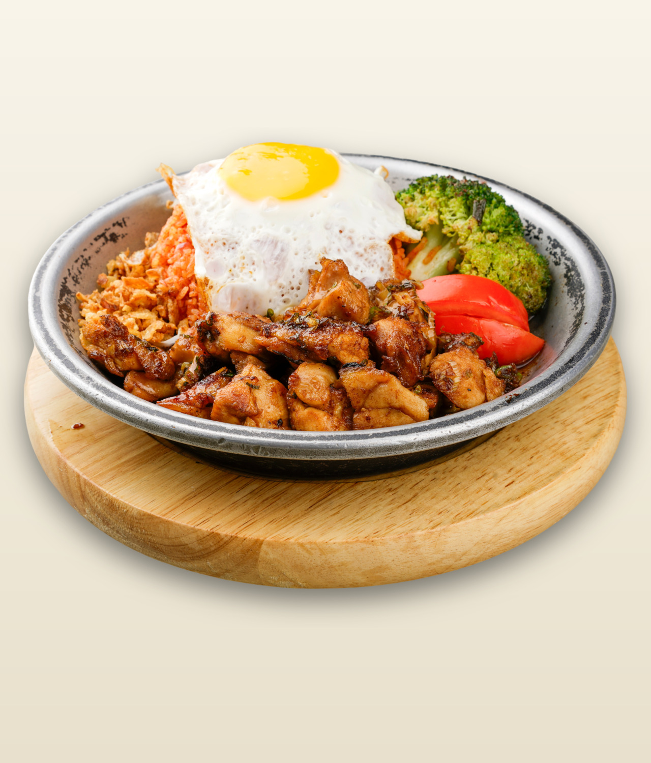 Poulet sauté au teppanyaki servi sur sa plaque brûlante