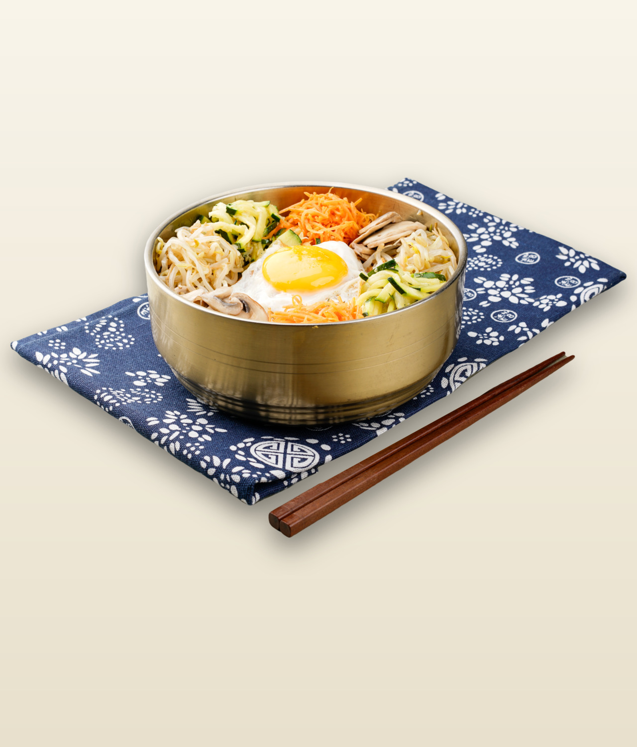 Bibimbap aux légumes dans son bol doré
