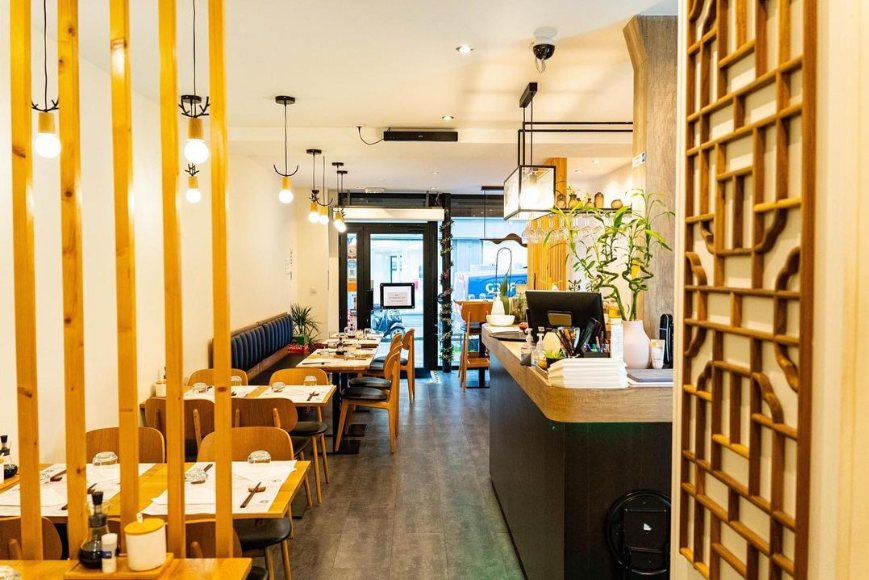 La salle du restaurant, bois clair et claustras