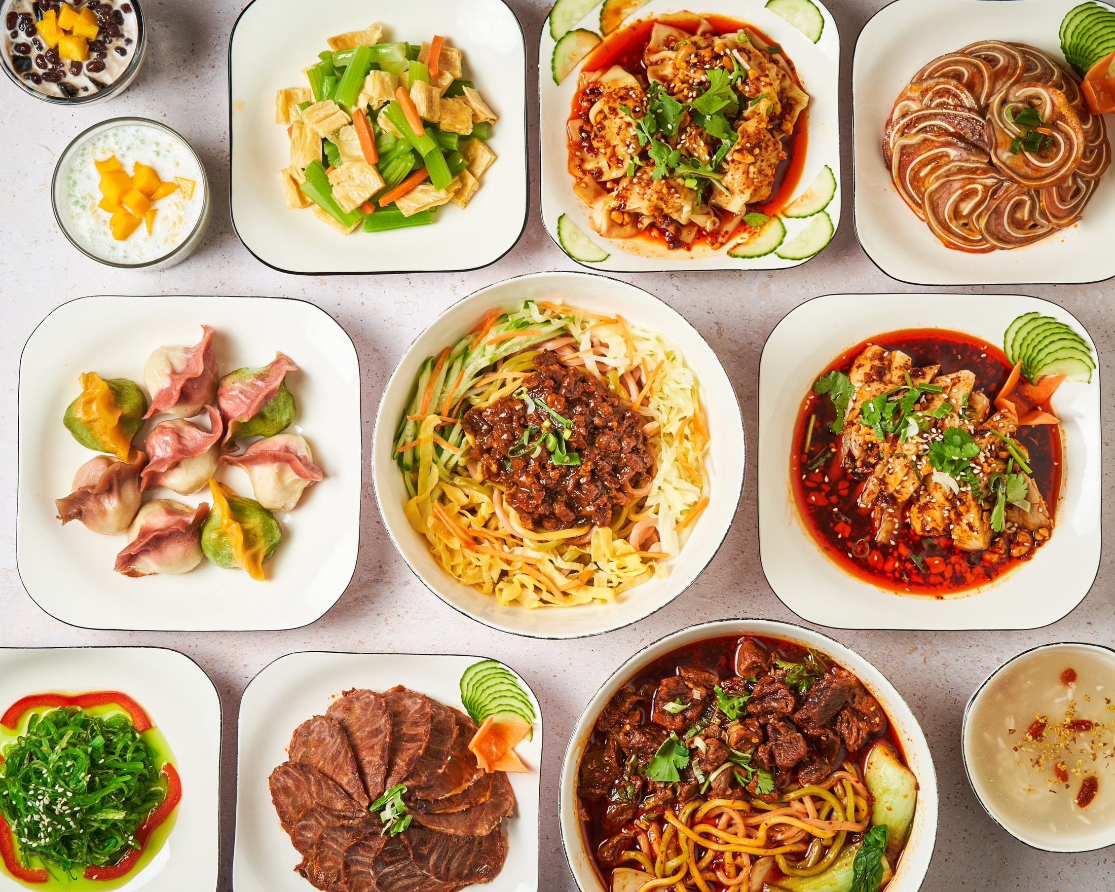 La table : raviolis, nouilles, entrées froides et desserts