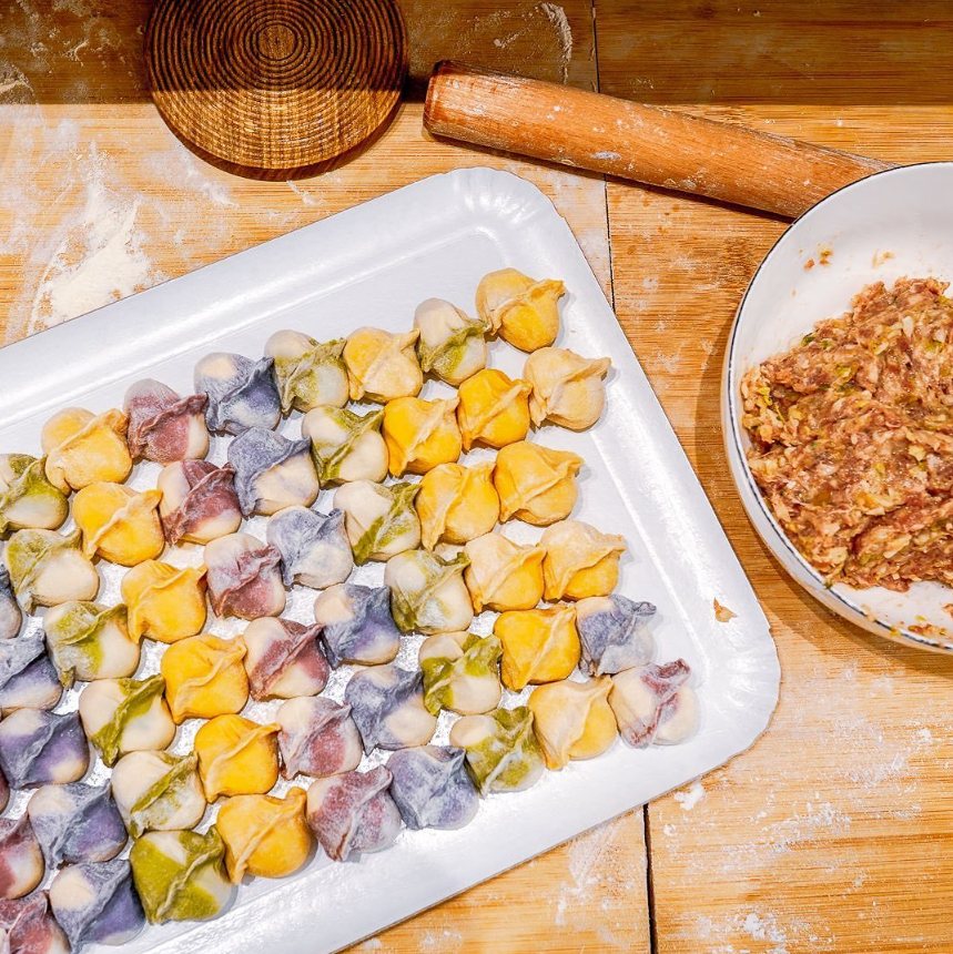 Raviolis colorés fraîchement pliés, avant cuisson