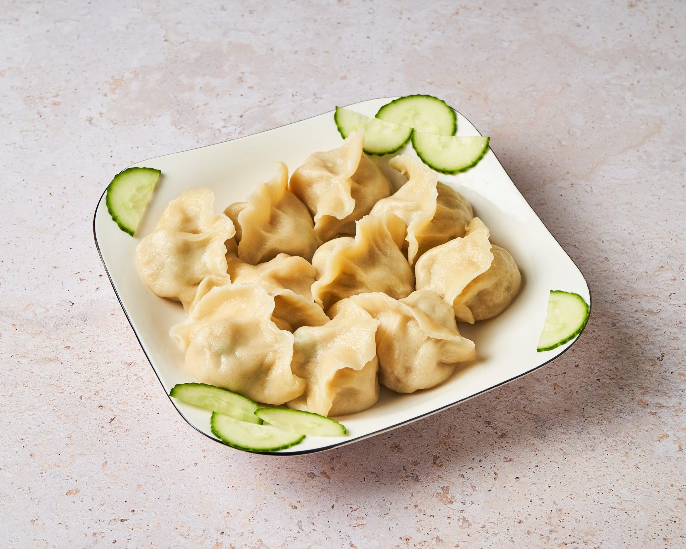 Raviolis faits maison et rondelles de concombre